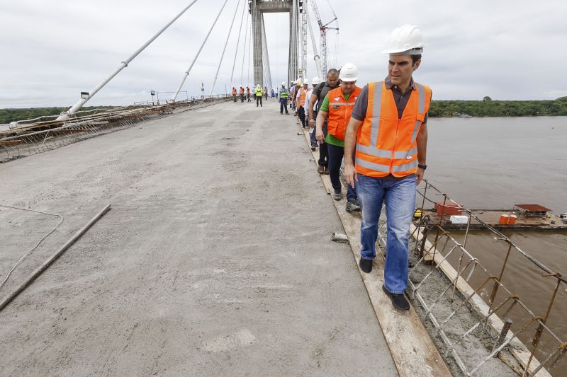 Durante a vistoria realizada neste domingo (19) pelo governador do Estado do Pará às obras de reconstrução da Ponte sobre o Rio Moju, no complexo da Alça Viária, Helder Barbalho anunciou a entrega da Nova ponte no dia 31 deste mês. <div class='credito_fotos'>Foto: Marcelo Seabra / Ag. Pará | <a href='/midias/2020/originais/5899_b61de961-1201-239e-6149-2820b1a40765.jpg' download><i class='fa-solid fa-download'></i> Download</a></div>