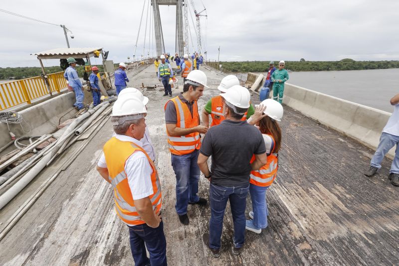 Durante a vistoria realizada neste domingo (19) pelo governador do Estado do Pará às obras de reconstrução da Ponte sobre o Rio Moju, no complexo da Alça Viária, Helder Barbalho anunciou a entrega da Nova ponte no dia 31 deste mês. <div class='credito_fotos'>Foto: Marcelo Seabra / Ag. Pará | <a href='/midias/2020/originais/5899_b9540377-da27-cd71-3812-a963d9647035.jpg' download><i class='fa-solid fa-download'></i> Download</a></div>