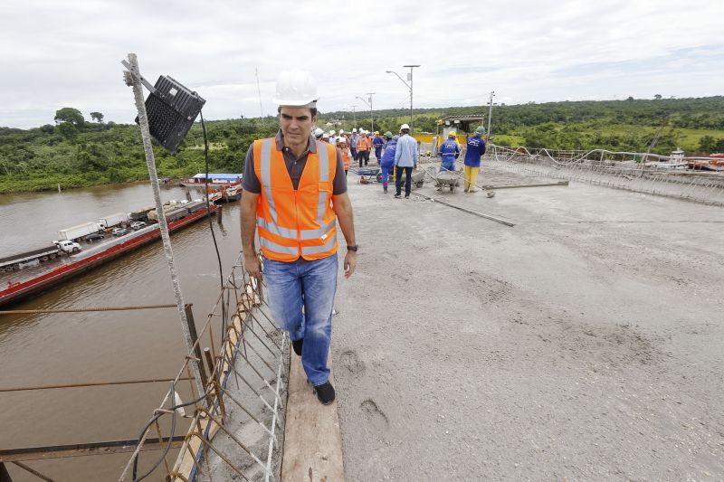 Durante a vistoria realizada neste domingo (19) pelo governador do Estado do Pará às obras de reconstrução da Ponte sobre o Rio Moju, no complexo da Alça Viária, Helder Barbalho anunciou a entrega da Nova ponte no dia 31 deste mês. <div class='credito_fotos'>Foto: Marcelo Seabra / Ag. Pará | <a href='/midias/2020/originais/5899_b9aa5367-9a35-adf1-8f5d-331fce4917d2.jpg' download><i class='fa-solid fa-download'></i> Download</a></div>