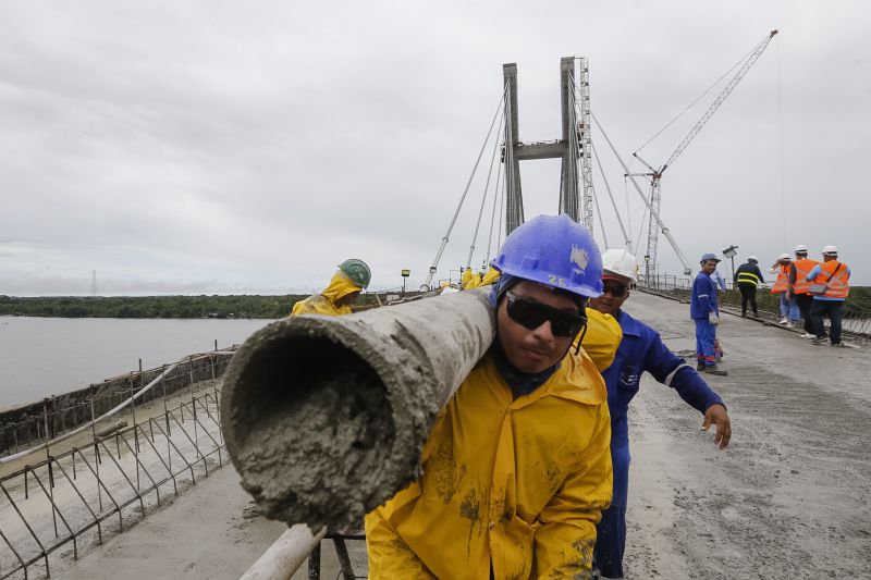 Durante a vistoria realizada neste domingo (19) pelo governador do Estado do Pará às obras de reconstrução da Ponte sobre o Rio Moju, no complexo da Alça Viária, Helder Barbalho anunciou a entrega da Nova ponte no dia 31 deste mês. <div class='credito_fotos'>Foto: Marcelo Seabra / Ag. Pará | <a href='/midias/2020/originais/5899_c2ff80c7-bd07-aa89-1f94-b415d35f40f2.jpg' download><i class='fa-solid fa-download'></i> Download</a></div>