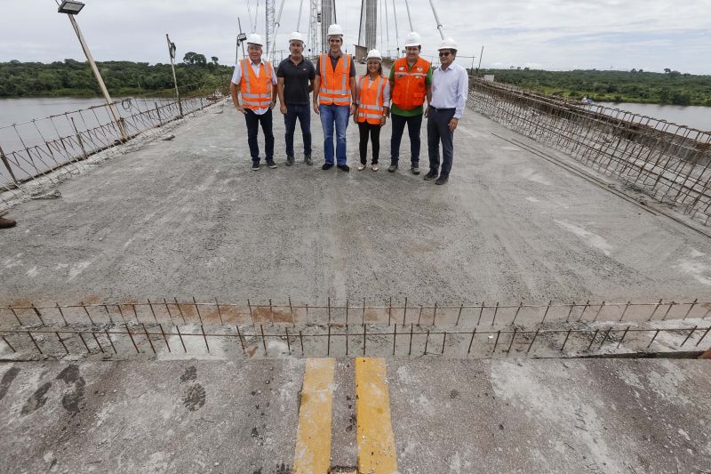 Durante a vistoria realizada neste domingo (19) pelo governador do Estado do Pará às obras de reconstrução da Ponte sobre o Rio Moju, no complexo da Alça Viária, Helder Barbalho anunciou a entrega da Nova ponte no dia 31 deste mês. <div class='credito_fotos'>Foto: Marcelo Seabra / Ag. Pará | <a href='/midias/2020/originais/5899_d1804686-262a-e9eb-0a1b-f033fcb4f184.jpg' download><i class='fa-solid fa-download'></i> Download</a></div>