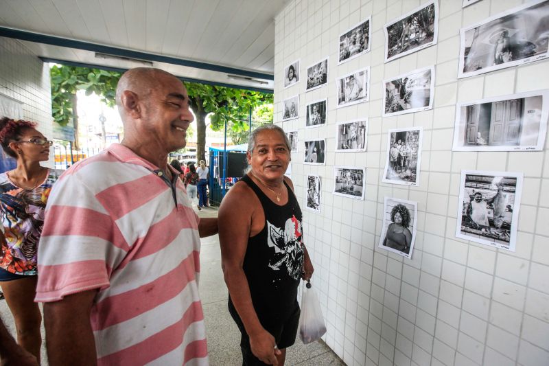 “Novos olhares” - Ainda na manhã de hoje foram realizadas atividades do TerPaz nos bairros da Cabanagem, Jurunas e Guamá. Neste, também houve a exposição fotográfica “Guamá: novos olhares”, resultado da oficina de Fotografia Digital promovida pela Secretaria de Estado de Comunicação (Secom). Escolhido pelos próprios alunos, o título da mostra reflete o objetivo da oficina, que é estimular o olhar crítico e intensificar a relação de pertencimento das pessoas ao lugar onde moram, por vezes estigmatizado e fragilizado pela violência. <div class='credito_fotos'>Foto: JADER PAES / AG. PARÁ | <a href='/midias/2020/originais/5903_404eeb89-b0e6-49c9-790a-ad3644d85b85.jpg' download><i class='fa-solid fa-download'></i> Download</a></div>