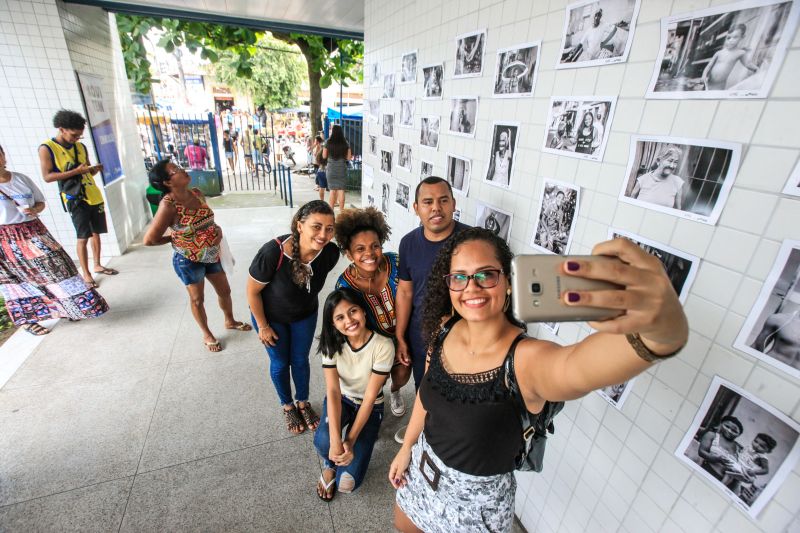 “Novos olhares” - Ainda na manhã de hoje foram realizadas atividades do TerPaz nos bairros da Cabanagem, Jurunas e Guamá. Neste, também houve a exposição fotográfica “Guamá: novos olhares”, resultado da oficina de Fotografia Digital promovida pela Secretaria de Estado de Comunicação (Secom). Escolhido pelos próprios alunos, o título da mostra reflete o objetivo da oficina, que é estimular o olhar crítico e intensificar a relação de pertencimento das pessoas ao lugar onde moram, por vezes estigmatizado e fragilizado pela violência. <div class='credito_fotos'>Foto: JADER PAES / AG. PARÁ | <a href='/midias/2020/originais/5903_480d3293-d77c-9310-059e-4b4b47b05327.jpg' download><i class='fa-solid fa-download'></i> Download</a></div>