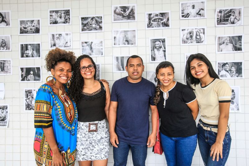 “Novos olhares” - Ainda na manhã de hoje foram realizadas atividades do TerPaz nos bairros da Cabanagem, Jurunas e Guamá. Neste, também houve a exposição fotográfica “Guamá: novos olhares”, resultado da oficina de Fotografia Digital promovida pela Secretaria de Estado de Comunicação (Secom). Escolhido pelos próprios alunos, o título da mostra reflete o objetivo da oficina, que é estimular o olhar crítico e intensificar a relação de pertencimento das pessoas ao lugar onde moram, por vezes estigmatizado e fragilizado pela violência. <div class='credito_fotos'>Foto: JADER PAES / AG. PARÁ | <a href='/midias/2020/originais/5903_6d0b0e3a-abc2-d2bd-0815-4f8bbcdee026.jpg' download><i class='fa-solid fa-download'></i> Download</a></div>