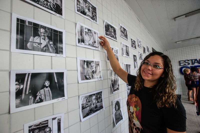 “Novos olhares” - Ainda na manhã de hoje foram realizadas atividades do TerPaz nos bairros da Cabanagem, Jurunas e Guamá. Neste, também houve a exposição fotográfica “Guamá: novos olhares”, resultado da oficina de Fotografia Digital promovida pela Secretaria de Estado de Comunicação (Secom). Escolhido pelos próprios alunos, o título da mostra reflete o objetivo da oficina, que é estimular o olhar crítico e intensificar a relação de pertencimento das pessoas ao lugar onde moram, por vezes estigmatizado e fragilizado pela violência. <div class='credito_fotos'>Foto: JADER PAES / AG. PARÁ | <a href='/midias/2020/originais/5903_6d116789-c36e-0046-78fd-7b292b20e19a.jpg' download><i class='fa-solid fa-download'></i> Download</a></div>