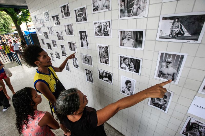 “Novos olhares” - Ainda na manhã de hoje foram realizadas atividades do TerPaz nos bairros da Cabanagem, Jurunas e Guamá. Neste, também houve a exposição fotográfica “Guamá: novos olhares”, resultado da oficina de Fotografia Digital promovida pela Secretaria de Estado de Comunicação (Secom). Escolhido pelos próprios alunos, o título da mostra reflete o objetivo da oficina, que é estimular o olhar crítico e intensificar a relação de pertencimento das pessoas ao lugar onde moram, por vezes estigmatizado e fragilizado pela violência. <div class='credito_fotos'>Foto: JADER PAES / AG. PARÁ | <a href='/midias/2020/originais/5903_6d182216-73e6-880d-afdc-67491fb74178.jpg' download><i class='fa-solid fa-download'></i> Download</a></div>