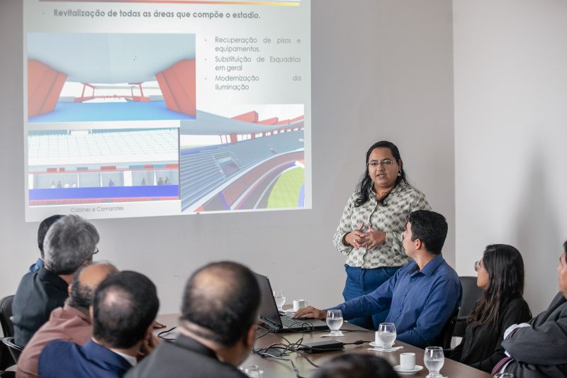 pré-projeto de revitalização e readequação do Estádio Mangueirão foi apresentado, na manhã desta quarta-feira (22), no Palácio do Governo, pela Secretaria de Desenvolvimento Urbano e Obras Públicas (Sedop) ao governador Helder Barbalho para que fossem realizadas considerações ou melhorias antes do projeto ser levado ao conhecimento da sociedade e dos clubes paraenses. <div class='credito_fotos'>Foto: Marco Santos / Ag. Pará | <a href='/midias/2020/originais/5911_7af8c892-f93a-fddf-649f-a92cb59e3ea7.jpg' download><i class='fa-solid fa-download'></i> Download</a></div>