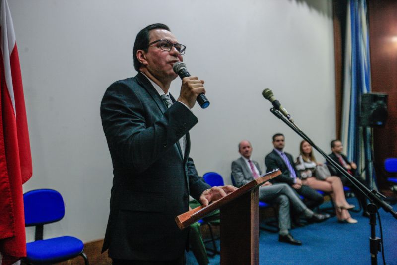 A cerimônia de posse do auditor fiscal de receitas estaduais Eli Sòsinho Ribeiro no cargo de subsecretário da Administração Tributária da Secretaria de Estado da Fazenda, Sefa, foi realizada hoje (23/01) no auditório da Sefa em Belém. <div class='credito_fotos'>Foto: Jader Paes / Agência Pará | <a href='/midias/2020/originais/5915_0b5f42f1-9a05-f765-a2a8-afdcc76198f8.jpg' download><i class='fa-solid fa-download'></i> Download</a></div>