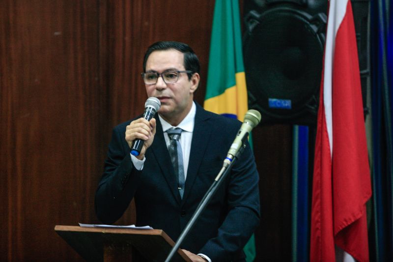 A cerimônia de posse do auditor fiscal de receitas estaduais Eli Sòsinho Ribeiro no cargo de subsecretário da Administração Tributária da Secretaria de Estado da Fazenda, Sefa, foi realizada hoje (23/01) no auditório da Sefa em Belém. <div class='credito_fotos'>Foto: Jader Paes / Agência Pará | <a href='/midias/2020/originais/5915_99a8c61c-6313-ca03-eb52-4d8baafda30b.jpg' download><i class='fa-solid fa-download'></i> Download</a></div>