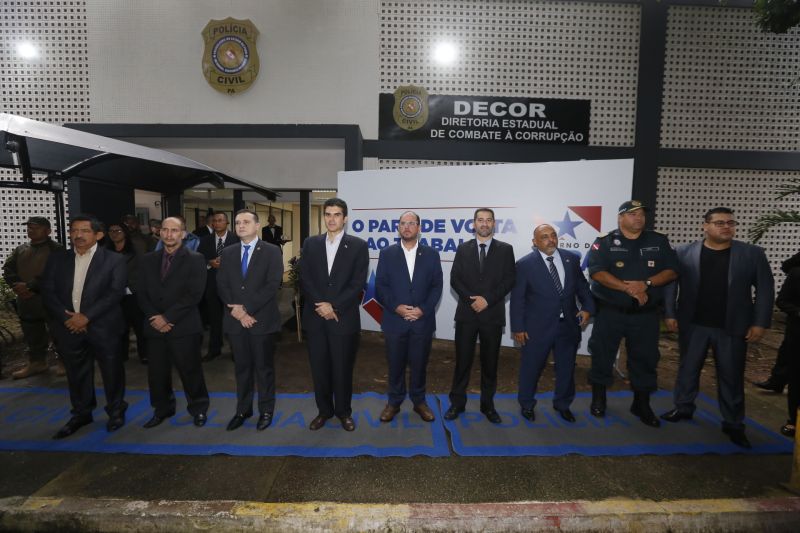 Em funcionamento desde o ano passado, a primeira Diretoria de Combate à Corrupção (Decor) do País, ligada à Polícia Civil do Estado do Pará, está funcionando em espaço mais amplo e equipado. O governador Helder Barbalho, acompanhado do vice-governador, Lúcio Vale, inaugurou nesta quinta-feira (23), as instalações da Diretoria nas dependências da Delegacia-Geral, em Belém. O local passou por reforma, realizada com recursos do Fundo de Investimento em Segurança Pública (Fisp), também utilizados na aquisição de equipamentos especializados e qualificação dos servidores. <div class='credito_fotos'>Foto: Marcelo Seabra / Ag. Pará | <a href='/midias/2020/originais/5916_62bdfc00-e029-33bc-bb2c-3c4786b81f3b.jpg' download><i class='fa-solid fa-download'></i> Download</a></div>