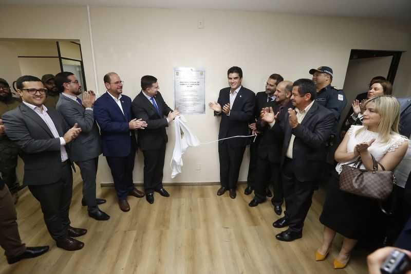 Em funcionamento desde o ano passado, a primeira Diretoria de Combate à Corrupção (Decor) do País, ligada à Polícia Civil do Estado do Pará, está funcionando em espaço mais amplo e equipado. O governador Helder Barbalho, acompanhado do vice-governador, Lúcio Vale, inaugurou nesta quinta-feira (23), as instalações da Diretoria nas dependências da Delegacia-Geral, em Belém. O local passou por reforma, realizada com recursos do Fundo de Investimento em Segurança Pública (Fisp), também utilizados na aquisição de equipamentos especializados e qualificação dos servidores. <div class='credito_fotos'>Foto: Marcelo Seabra / Ag. Pará | <a href='/midias/2020/originais/5916_83ef7f5d-fc35-7735-845a-de9f2a57dc5b.jpg' download><i class='fa-solid fa-download'></i> Download</a></div>