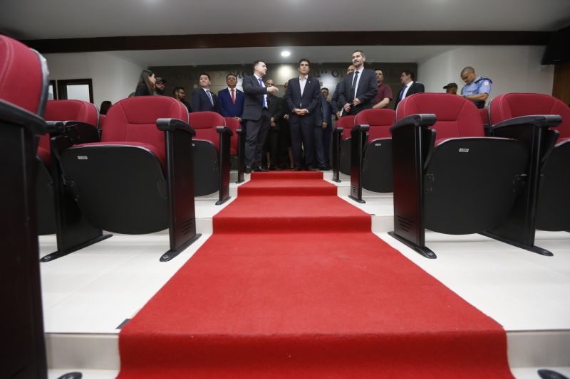 Em funcionamento desde o ano passado, a primeira Diretoria de Combate à Corrupção (Decor) do País, ligada à Polícia Civil do Estado do Pará, está funcionando em espaço mais amplo e equipado. O governador Helder Barbalho, acompanhado do vice-governador, Lúcio Vale, inaugurou nesta quinta-feira (23), as instalações da Diretoria nas dependências da Delegacia-Geral, em Belém. O local passou por reforma, realizada com recursos do Fundo de Investimento em Segurança Pública (Fisp), também utilizados na aquisição de equipamentos especializados e qualificação dos servidores. <div class='credito_fotos'>Foto: Marcelo Seabra / Ag. Pará | <a href='/midias/2020/originais/5916_af30aed0-b335-0537-edca-dce36ad5f589.jpg' download><i class='fa-solid fa-download'></i> Download</a></div>