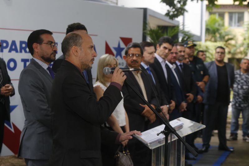 Em funcionamento desde o ano passado, a primeira Diretoria de Combate à Corrupção (Decor) do País, ligada à Polícia Civil do Estado do Pará, está funcionando em espaço mais amplo e equipado. O governador Helder Barbalho, acompanhado do vice-governador, Lúcio Vale, inaugurou nesta quinta-feira (23), as instalações da Diretoria nas dependências da Delegacia-Geral, em Belém. O local passou por reforma, realizada com recursos do Fundo de Investimento em Segurança Pública (Fisp), também utilizados na aquisição de equipamentos especializados e qualificação dos servidores. <div class='credito_fotos'>Foto: Marcelo Seabra / Ag. Pará | <a href='/midias/2020/originais/5916_de4aa831-7089-8143-ca8a-25ca0d7d3fbf.jpg' download><i class='fa-solid fa-download'></i> Download</a></div>