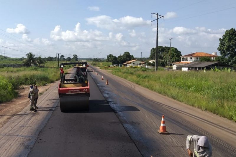 Apesar do início do período chuvoso no Pará, as obras continuam e também se intensificam para dar trafegabilidade aos trechos da rodovia PA-150, que recebem conservação em outros 99 km de toda sua extensão de mais de 320 km. <div class='credito_fotos'>Foto: ASCOM SETRAN | <a href='/midias/2020/originais/5923_5cf4dacf-3f03-89c2-5aa6-a3151e4af3bb.jpg' download><i class='fa-solid fa-download'></i> Download</a></div>