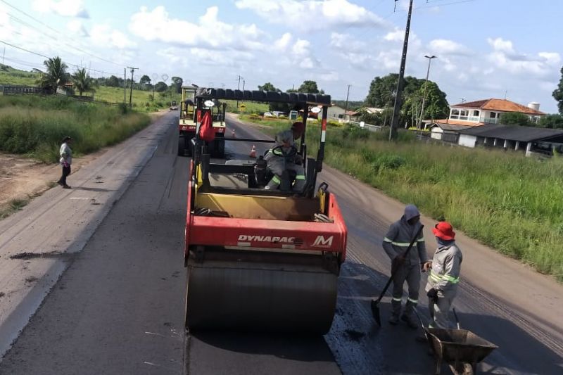 Apesar do início do período chuvoso no Pará, as obras continuam e também se intensificam para dar trafegabilidade aos trechos da rodovia PA-150, que recebem conservação em outros 99 km de toda sua extensão de mais de 320 km. <div class='credito_fotos'>Foto: ASCOM SETRAN | <a href='/midias/2020/originais/5923_d04e7e13-0559-49db-77b9-a47d0f12c61c.jpg' download><i class='fa-solid fa-download'></i> Download</a></div>