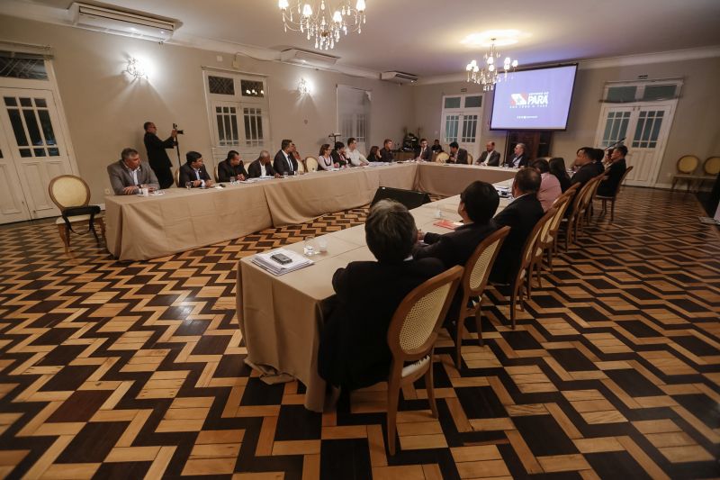 Representantes de 17 secretarias se reuniram, na tarde desta segunda-feira (27), no Palácio do Governo, para definir estratégias e ações do programa Territórios Pela Paz (TerPaz) para o ano de 2020. <div class='credito_fotos'>Foto: Marcelo Seabra / Ag. Pará | <a href='/midias/2020/originais/5926_03409044-1111-d5a6-5684-2420a5d75961.jpg' download><i class='fa-solid fa-download'></i> Download</a></div>