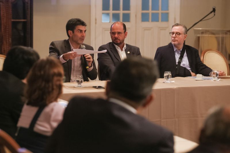 Representantes de 17 secretarias se reuniram, na tarde desta segunda-feira (27), no Palácio do Governo, para definir estratégias e ações do programa Territórios Pela Paz (TerPaz) para o ano de 2020. <div class='credito_fotos'>Foto: Marcelo Seabra / Ag. Pará | <a href='/midias/2020/originais/5926_1287d883-e516-1997-020c-9b5ae8427efd.jpg' download><i class='fa-solid fa-download'></i> Download</a></div>