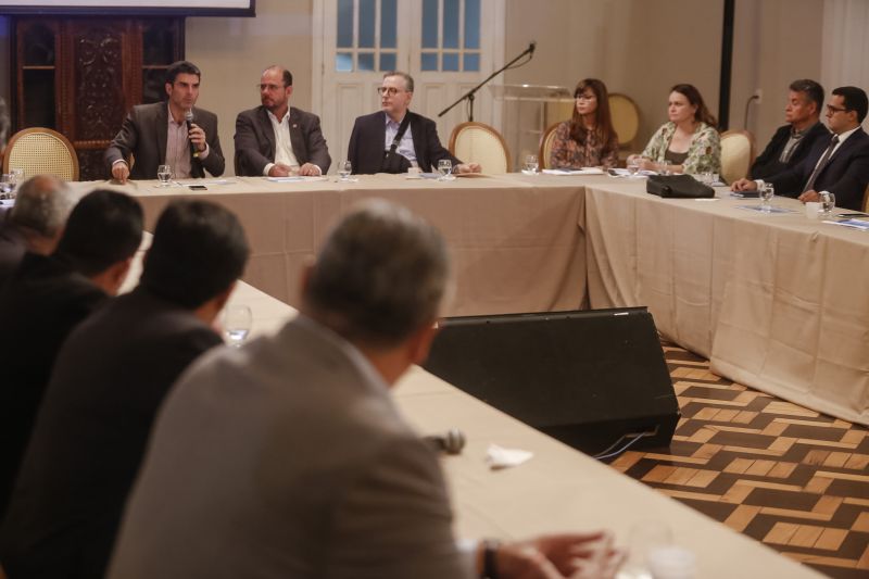 Representantes de 17 secretarias se reuniram, na tarde desta segunda-feira (27), no Palácio do Governo, para definir estratégias e ações do programa Territórios Pela Paz (TerPaz) para o ano de 2020. <div class='credito_fotos'>Foto: Marcelo Seabra / Ag. Pará | <a href='/midias/2020/originais/5926_26808a11-76ba-d745-c6cc-96eb16ea1f69.jpg' download><i class='fa-solid fa-download'></i> Download</a></div>