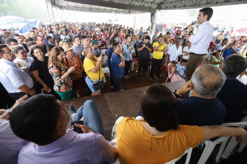 O governador do Pará, Helder Barbalho, visitou na manhã desta terça-feira (28), o município de Castanhal e firmou compromissos importantes para o desenvolvimento da cidade e região. <div class='credito_fotos'>Foto: Marco Santos / Ag. Pará | <a href='/midias/2020/originais/5927_1c58820c-ffe3-add1-682e-1d2fa71f6a08.jpg' download><i class='fa-solid fa-download'></i> Download</a></div>