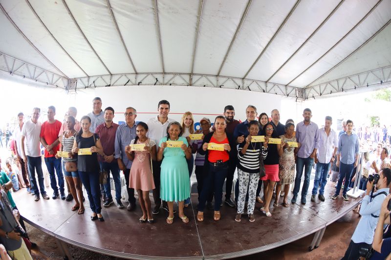 O governador do Pará, Helder Barbalho, visitou na manhã desta terça-feira (28), o município de Castanhal e firmou compromissos importantes para o desenvolvimento da cidade e região. <div class='credito_fotos'>Foto: Marco Santos / Ag. Pará | <a href='/midias/2020/originais/5927_267a0025-3886-656c-c826-34233e067671.jpg' download><i class='fa-solid fa-download'></i> Download</a></div>