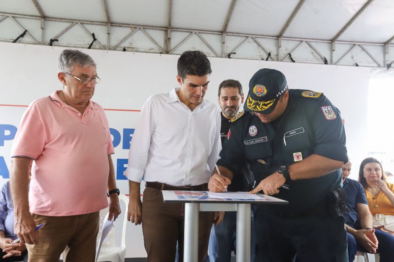 O governador do Pará, Helder Barbalho, visitou na manhã desta terça-feira (28), o município de Castanhal e firmou compromissos importantes para o desenvolvimento da cidade e região. <div class='credito_fotos'>Foto: Marco Santos / Ag. Pará | <a href='/midias/2020/originais/5927_43f6933d-2019-89d8-0342-9e1ecc054e27.jpg' download><i class='fa-solid fa-download'></i> Download</a></div>