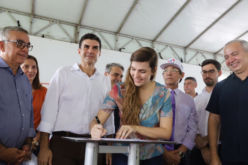 O governador do Pará, Helder Barbalho, visitou na manhã desta terça-feira (28), o município de Castanhal e firmou compromissos importantes para o desenvolvimento da cidade e região. <div class='credito_fotos'>Foto: Marco Santos / Ag. Pará | <a href='/midias/2020/originais/5927_47751f42-679d-ea5f-f035-f4f8249fb713.jpg' download><i class='fa-solid fa-download'></i> Download</a></div>