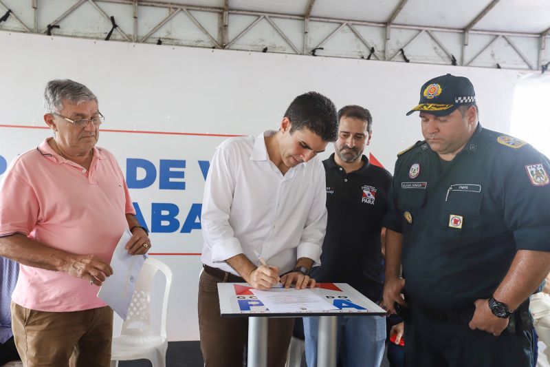 O governador do Pará, Helder Barbalho, visitou na manhã desta terça-feira (28), o município de Castanhal e firmou compromissos importantes para o desenvolvimento da cidade e região. <div class='credito_fotos'>Foto: Marco Santos / Ag. Pará | <a href='/midias/2020/originais/5927_58113be7-bebf-6e79-990e-5b514af09730.jpg' download><i class='fa-solid fa-download'></i> Download</a></div>