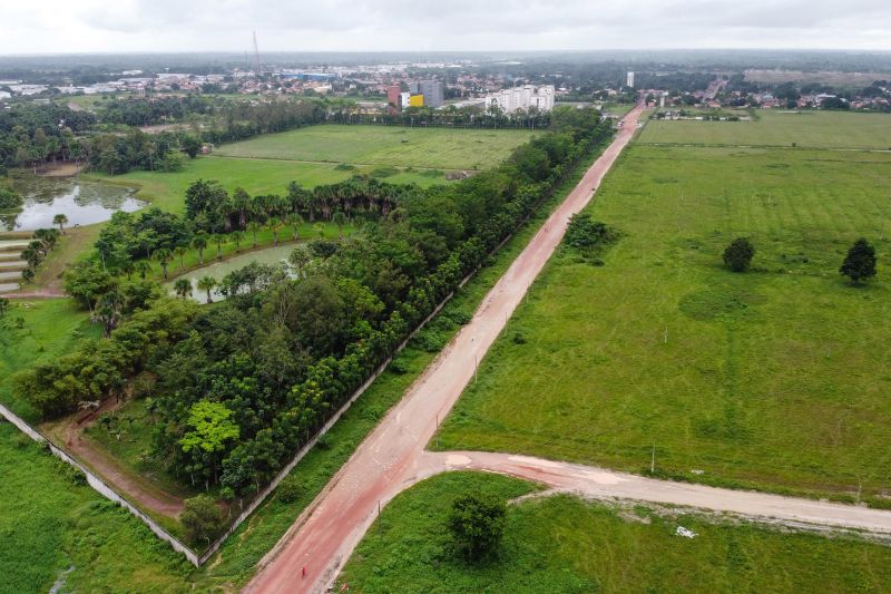 O governador do Pará, Helder Barbalho, visitou na manhã desta terça-feira (28), o município de Castanhal e firmou compromissos importantes para o desenvolvimento da cidade e região. <div class='credito_fotos'>Foto: Marco Santos / Ag. Pará | <a href='/midias/2020/originais/5927_8654a09d-3a44-de76-8dee-2d2cc7d72c46.jpg' download><i class='fa-solid fa-download'></i> Download</a></div>