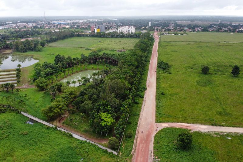 O governador do Pará, Helder Barbalho, visitou na manhã desta terça-feira (28), o município de Castanhal e firmou compromissos importantes para o desenvolvimento da cidade e região. <div class='credito_fotos'>Foto: Marco Santos / Ag. Pará | <a href='/midias/2020/originais/5927_d52d680f-a8fc-a318-6c2f-0db5fb231ebf.jpg' download><i class='fa-solid fa-download'></i> Download</a></div>