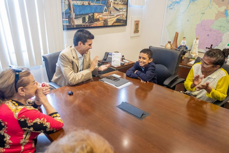 Uma história de superação que se inicia na vida do menino Ronald dos Santos, de 10 anos. O morador da ilha de Mosqueiro, que viralizou na internet ao cantar “Con te Partiró” de Andrea Bocelli, terá agora todo o apoio necessário do Estado para desenvolver o seu talento. Nesta quarta feira (29), ele e seus pais, Jaqueline Cordeiro e Raimundo Nonato dos Santos, foram recebidos no gabinete do governador Helder Barbalho. Na ocasião, o pequeno cantor emocionou o chefe de Estado ao soltar a voz. <div class='credito_fotos'>Foto: Marco Santos / Ag. Pará | <a href='/midias/2020/originais/5931_8195f4a3-b7c0-4baa-84b8-fe3607225e29.jpg' download><i class='fa-solid fa-download'></i> Download</a></div>