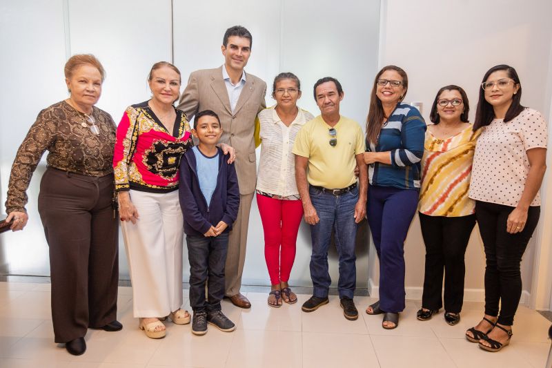 Uma história de superação que se inicia na vida do menino Ronald dos Santos, de 10 anos. O morador da ilha de Mosqueiro, que viralizou na internet ao cantar “Con te Partiró” de Andrea Bocelli, terá agora todo o apoio necessário do Estado para desenvolver o seu talento. Nesta quarta feira (29), ele e seus pais, Jaqueline Cordeiro e Raimundo Nonato dos Santos, foram recebidos no gabinete do governador Helder Barbalho. Na ocasião, o pequeno cantor emocionou o chefe de Estado ao soltar a voz. <div class='credito_fotos'>Foto: Marco Santos / Ag. Pará | <a href='/midias/2020/originais/5931_bd5aeccf-ac36-2b9d-d87f-108c161926d7.jpg' download><i class='fa-solid fa-download'></i> Download</a></div>