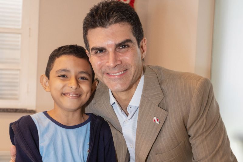 Uma história de superação que se inicia na vida do menino Ronald dos Santos, de 10 anos. O morador da ilha de Mosqueiro, que viralizou na internet ao cantar “Con te Partiró” de Andrea Bocelli, terá agora todo o apoio necessário do Estado para desenvolver o seu talento. Nesta quarta feira (29), ele e seus pais, Jaqueline Cordeiro e Raimundo Nonato dos Santos, foram recebidos no gabinete do governador Helder Barbalho. Na ocasião, o pequeno cantor emocionou o chefe de Estado ao soltar a voz. <div class='credito_fotos'>Foto: Marco Santos / Ag. Pará | <a href='/midias/2020/originais/5931_e5af6d51-865f-4d91-3be9-53a44028506a.jpg' download><i class='fa-solid fa-download'></i> Download</a></div>