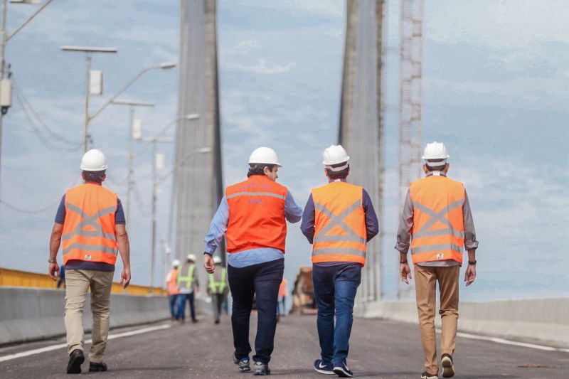 Projetada para suportar carga máxima de mil toneladas na base de sua pista de rolamento, a ponte União (antiga ponte Rio Moju) teve excelente desempenho durante o teste de carga que foi submetida desde as 3 horas da madrugada desta quinta-feira, 30, até às 11 horas da manhã. <div class='credito_fotos'>Foto: Bruno Cecim / Ag.Pará | <a href='/midias/2020/originais/5935_14566fae-7bcf-77b5-b77f-b906c95e11fb.jpg' download><i class='fa-solid fa-download'></i> Download</a></div>