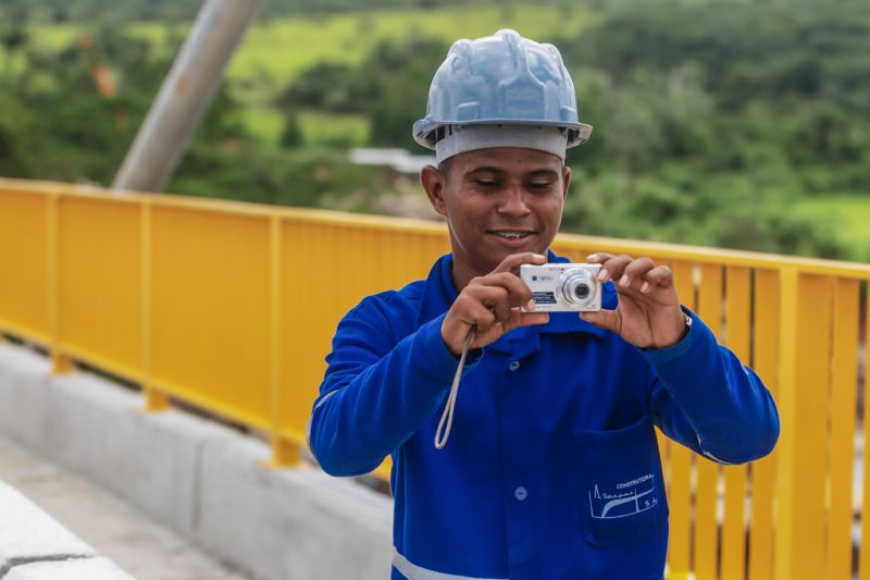 Projetada para suportar carga máxima de mil toneladas na base de sua pista de rolamento, a ponte União (antiga ponte Rio Moju) teve excelente desempenho durante o teste de carga que foi submetida desde as 3 horas da madrugada desta quinta-feira, 30, até às 11 horas da manhã. <div class='credito_fotos'>Foto: Bruno Cecim / Ag.Pará | <a href='/midias/2020/originais/5935_5050c623-3296-a213-a3d0-4e177e868d07.jpg' download><i class='fa-solid fa-download'></i> Download</a></div>