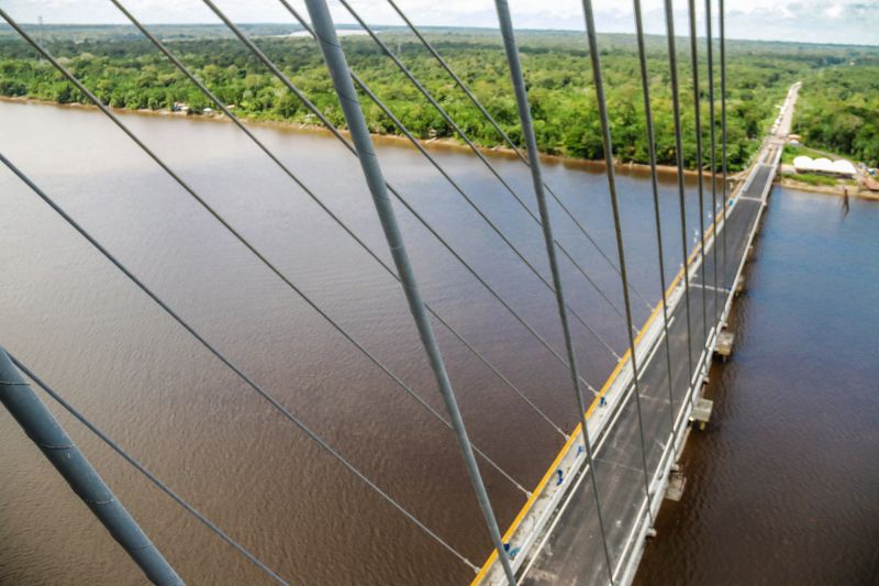 Projetada para suportar carga máxima de mil toneladas na base de sua pista de rolamento, a ponte União (antiga ponte Rio Moju) teve excelente desempenho durante o teste de carga que foi submetida desde as 3 horas da madrugada desta quinta-feira, 30, até às 11 horas da manhã. <div class='credito_fotos'>Foto: Bruno Cecim / Ag.Pará | <a href='/midias/2020/originais/5935_5cb0d1f0-11a5-9269-6a63-2873ced1e7f1.jpg' download><i class='fa-solid fa-download'></i> Download</a></div>