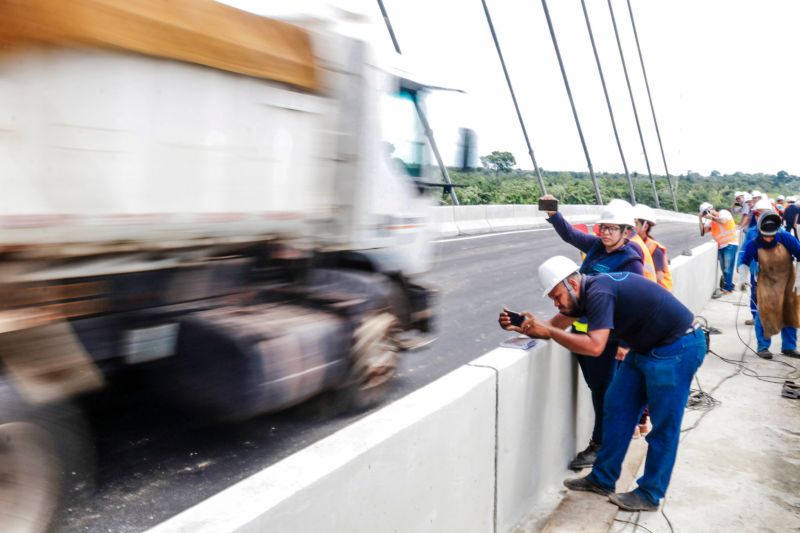 Projetada para suportar carga máxima de mil toneladas na base de sua pista de rolamento, a ponte União (antiga ponte Rio Moju) teve excelente desempenho durante o teste de carga que foi submetida desde as 3 horas da madrugada desta quinta-feira, 30, até às 11 horas da manhã. <div class='credito_fotos'>Foto: Bruno Cecim / Ag.Pará | <a href='/midias/2020/originais/5935_b38c1405-1986-2397-2c31-25078f772286.jpg' download><i class='fa-solid fa-download'></i> Download</a></div>