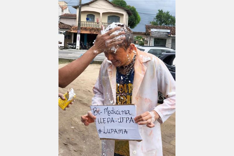 Centenas de alunos das escolas estaduais comemoraram a aprovação no vestibular das universidades públicas. Logo após a divulgação dos resultados os novos calouros tomaram as ruas para comemorar a vitória do ingresso ao ensino superior. A festa começou em Belém e aos poucos tomou todas as regiões do estado, mostrando que a escola pública também é um espaço de construção de sonhos. <div class='credito_fotos'>Foto: ASCOM / SEDUC   |   <a href='/midias/2020/originais/5937_345bf145-4aa3-4237-5c4d-83ae8e39aadd.jpg' download><i class='fa-solid fa-download'></i> Download</a></div>