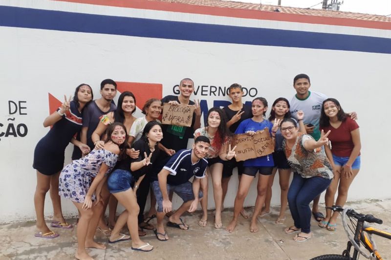 Centenas de alunos das escolas estaduais comemoraram a aprovação no vestibular das universidades públicas. Logo após a divulgação dos resultados os novos calouros tomaram as ruas para comemorar a vitória do ingresso ao ensino superior. A festa começou em Belém e aos poucos tomou todas as regiões do estado, mostrando que a escola pública também é um espaço de construção de sonhos. <div class='credito_fotos'>Foto: ASCOM / SEDUC   |   <a href='/midias/2020/originais/5937_be0ca8d2-ef11-7d95-268b-ea51cd334fb8.jpg' download><i class='fa-solid fa-download'></i> Download</a></div>