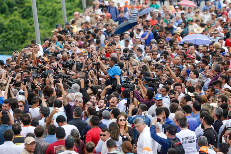 Exatamente às 13h, desta sexta-feira (31), o governador Helder Barbalho autorizou a abertura do tráfego sobre a ponte União, no KM-48 da Alça Viária (PA-483), que foi interrompido bruscamente no dia 6 de abril, após a derrubada de quase um terço de sua estrutura. <div class='credito_fotos'>Foto: Marcelo Seabra / Ag. Pará   |   <a href='/midias/2020/originais/5939_85e7842e-1bdf-9fad-7f0b-b48a0982fa35.jpg' download><i class='fa-solid fa-download'></i> Download</a></div>