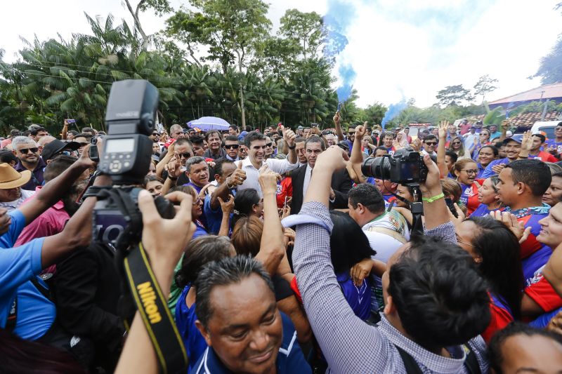 Exatamente às 13h, desta sexta-feira (31), o governador Helder Barbalho autorizou a abertura do tráfego sobre a ponte União, no KM-48 da Alça Viária (PA-483), que foi interrompido bruscamente no dia 6 de abril, após a derrubada de quase um terço de sua estrutura. <div class='credito_fotos'>Foto: Marcelo Seabra / Ag. Pará   |   <a href='/midias/2020/originais/5939_85f5909d-e2d9-a22f-a22b-4f48f99c495c.jpg' download><i class='fa-solid fa-download'></i> Download</a></div>