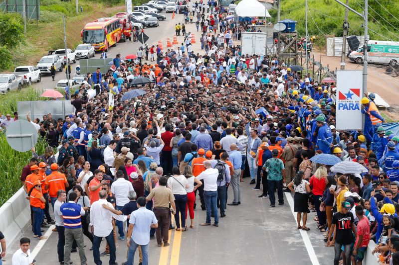 Exatamente às 13h, desta sexta-feira (31), o governador Helder Barbalho autorizou a abertura do tráfego sobre a ponte União, no KM-48 da Alça Viária (PA-483), que foi interrompido bruscamente no dia 6 de abril, após a derrubada de quase um terço de sua estrutura. <div class='credito_fotos'>Foto: Marcelo Seabra / Ag. Pará   |   <a href='/midias/2020/originais/5939_8da031f3-e971-1209-57a5-66a0bf49f645.jpg' download><i class='fa-solid fa-download'></i> Download</a></div>
