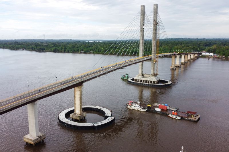 Cerca de 5 mil pessoas, moradoras dos municípios do Acará e Moju, foram recepcionar e agradecer ao governador o empenho pela resposta rápida na construção da ponte, que acontece em tempo recorde. <div class='credito_fotos'>Foto: Marco Santos / Ag. Pará   |   <a href='/midias/2020/originais/5941_007a19e6-e468-c17f-e6ae-78003ccd6421.jpg' download><i class='fa-solid fa-download'></i> Download</a></div>