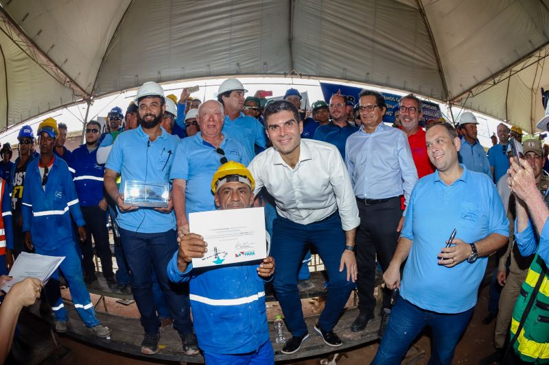 Cerca de 5 mil pessoas, moradoras dos municípios do Acará e Moju, foram recepcionar e agradecer ao governador o empenho pela resposta rápida na construção da ponte, que acontece em tempo recorde. <div class='credito_fotos'>Foto: Marco Santos / Ag. Pará   |   <a href='/midias/2020/originais/5941_038d73a8-d4dd-5b11-a515-4d79baf19cf3.jpg' download><i class='fa-solid fa-download'></i> Download</a></div>