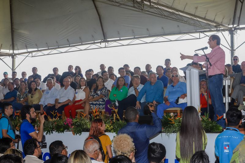 Cerca de 5 mil pessoas, moradoras dos municípios do Acará e Moju, foram recepcionar e agradecer ao governador o empenho pela resposta rápida na construção da ponte, que acontece em tempo recorde. <div class='credito_fotos'>Foto: Marco Santos / Ag. Pará   |   <a href='/midias/2020/originais/5941_08130ec5-ccb9-95b6-9670-1491cd725c13.jpg' download><i class='fa-solid fa-download'></i> Download</a></div>