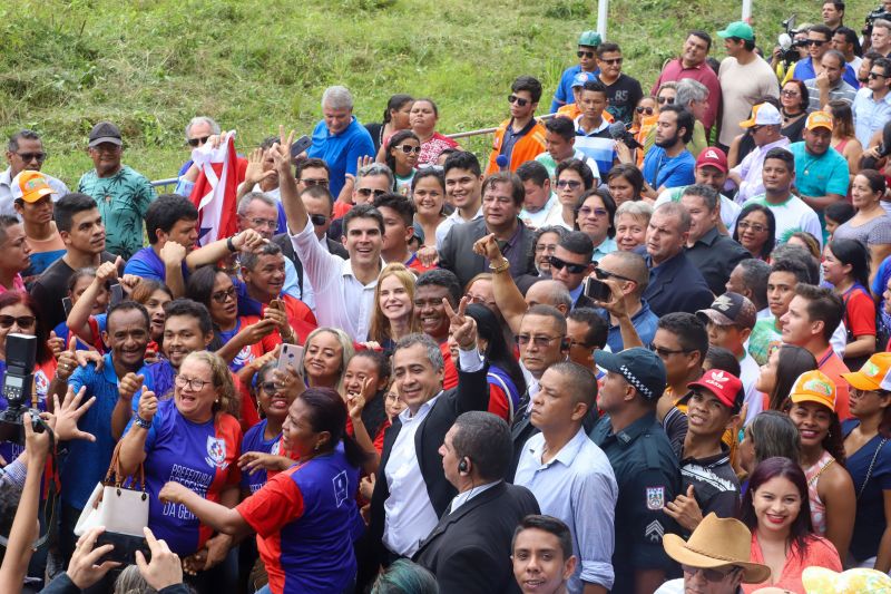 Cerca de 5 mil pessoas, moradoras dos municípios do Acará e Moju, foram recepcionar e agradecer ao governador o empenho pela resposta rápida na construção da ponte, que acontece em tempo recorde. <div class='credito_fotos'>Foto: Marco Santos / Ag. Pará   |   <a href='/midias/2020/originais/5941_1a4c8451-f161-e90e-7747-9bfb11d7b9cf.jpg' download><i class='fa-solid fa-download'></i> Download</a></div>