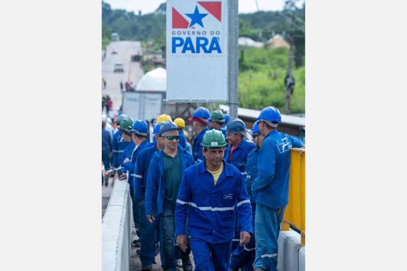 Cerca de 5 mil pessoas, moradoras dos municípios do Acará e Moju, foram recepcionar e agradecer ao governador o empenho pela resposta rápida na construção da ponte, que acontece em tempo recorde. <div class='credito_fotos'>Foto: Marco Santos / Ag. Pará   |   <a href='/midias/2020/originais/5941_1ade90fb-bdc9-a2b8-1095-de69360927b6.jpg' download><i class='fa-solid fa-download'></i> Download</a></div>