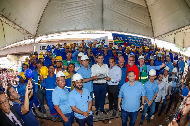 Cerca de 5 mil pessoas, moradoras dos municípios do Acará e Moju, foram recepcionar e agradecer ao governador o empenho pela resposta rápida na construção da ponte, que acontece em tempo recorde. <div class='credito_fotos'>Foto: Marco Santos / Ag. Pará   |   <a href='/midias/2020/originais/5941_1bc22a69-b693-a127-0562-4eb84a0a3885.jpg' download><i class='fa-solid fa-download'></i> Download</a></div>