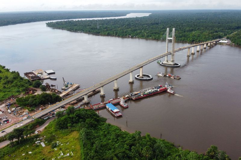 Cerca de 5 mil pessoas, moradoras dos municípios do Acará e Moju, foram recepcionar e agradecer ao governador o empenho pela resposta rápida na construção da ponte, que acontece em tempo recorde. <div class='credito_fotos'>Foto: Marco Santos / Ag. Pará   |   <a href='/midias/2020/originais/5941_1c577cc4-d3b3-89ef-f4d7-d20842a63d99.jpg' download><i class='fa-solid fa-download'></i> Download</a></div>
