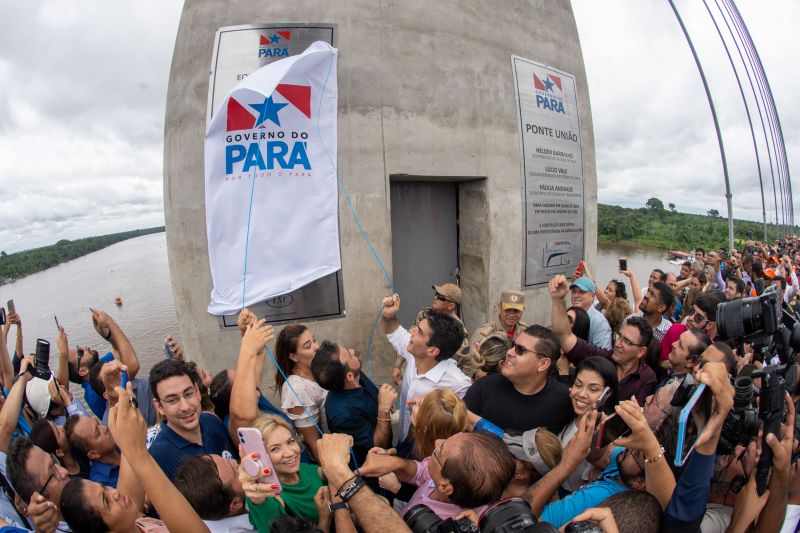 Cerca de 5 mil pessoas, moradoras dos municípios do Acará e Moju, foram recepcionar e agradecer ao governador o empenho pela resposta rápida na construção da ponte, que acontece em tempo recorde. <div class='credito_fotos'>Foto: Marco Santos / Ag. Pará   |   <a href='/midias/2020/originais/5941_218fffbc-781d-f90d-27ce-c788ad7ac73a.jpg' download><i class='fa-solid fa-download'></i> Download</a></div>
