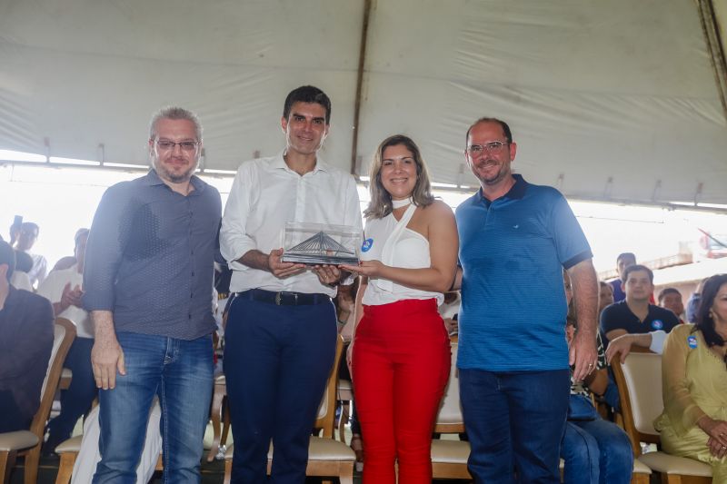 Cerca de 5 mil pessoas, moradoras dos municípios do Acará e Moju, foram recepcionar e agradecer ao governador o empenho pela resposta rápida na construção da ponte, que acontece em tempo recorde. <div class='credito_fotos'>Foto: Marco Santos / Ag. Pará   |   <a href='/midias/2020/originais/5941_21e0fc32-22b6-0f55-aa53-51c4861607c6.jpg' download><i class='fa-solid fa-download'></i> Download</a></div>